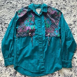 90s Womens Wrangler blouse
Tagged small
Pit to pit 17 1/2in 
Length 27in